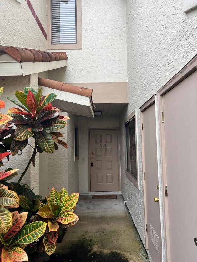 Building Photo - 1233 Country Club Dr