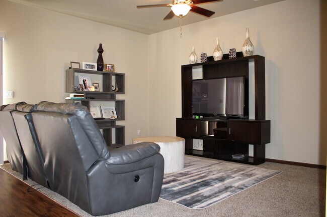 Foto del edificio - 3720 Ravenwood Cir