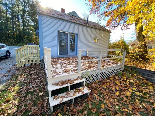 Building Photo - Recently Remodeled one bedroom with large ...