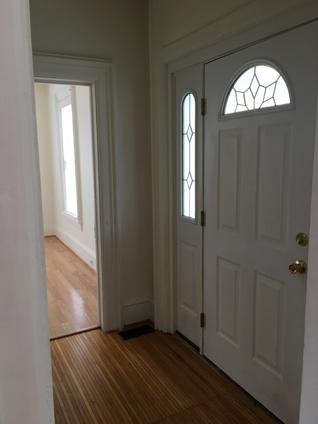 Entry - 423 W Calhoun St