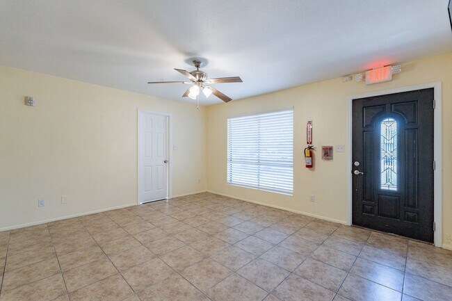 Foto del edificio - Ready to Move In - FIVE Bedrooms!