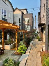 Building Photo - 10706 Greenwood Ave N