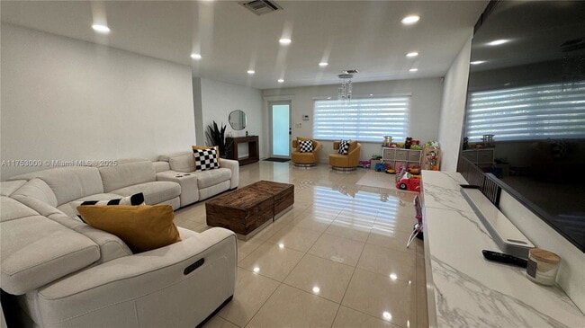 Foto del edificio - 18525 NW 38th Ave