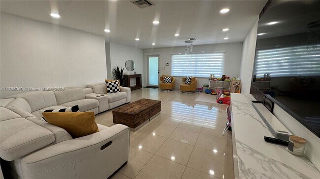 Foto del edificio - Northwest 38th Avenue, Miami Gardens, FL 33055 - 3 BR 2 BA house