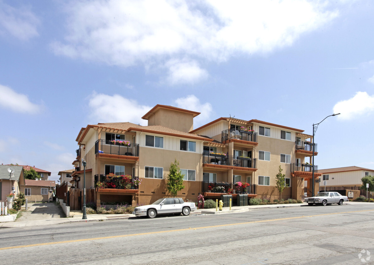 Building Photo - La Gloria Senior Apartments