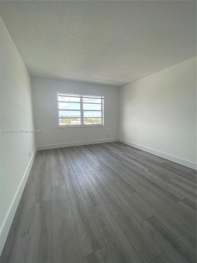 Foto del edificio - 900 NE 18th Ave