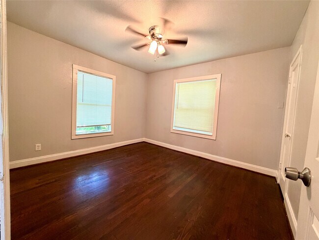 Foto del edificio - 7120 Goforth St