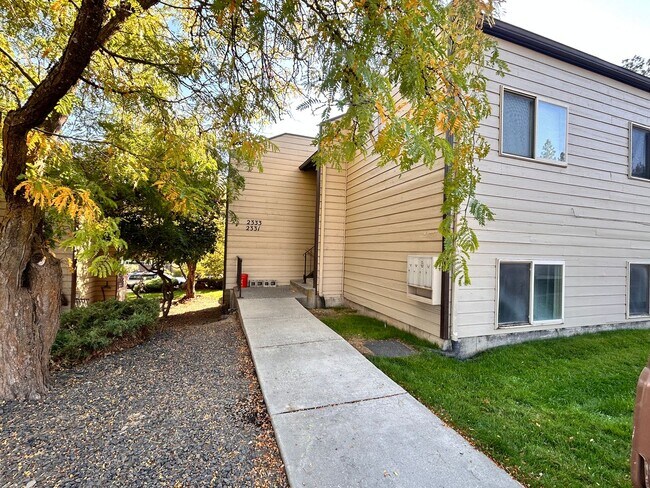 Foto del edificio - Spacious 2 Bed, 1 Bath on South Hill!