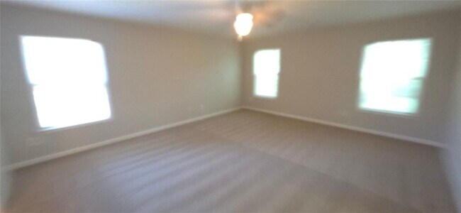 Building Photo - 3425 Fernview Dr