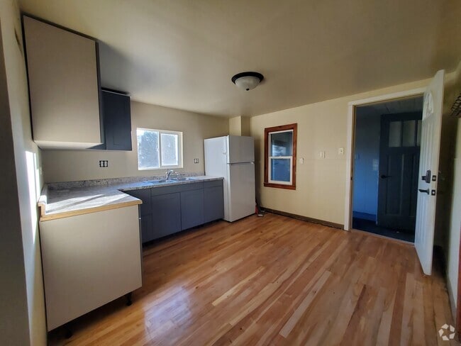 Building Photo - 240 S Healy Ave