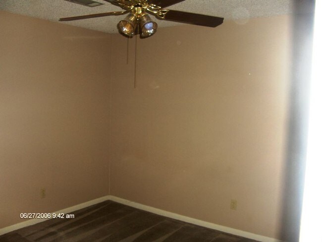 Building Photo - Nicely finished Interiors - Central Locati...
