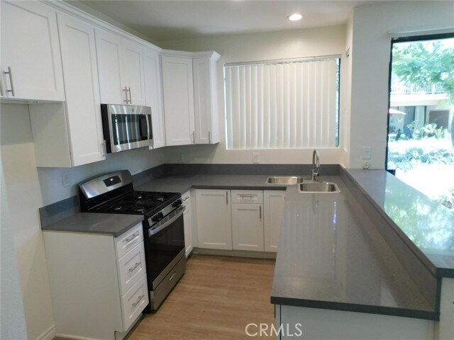 Foto del edificio - 10550 Lakeside Dr N