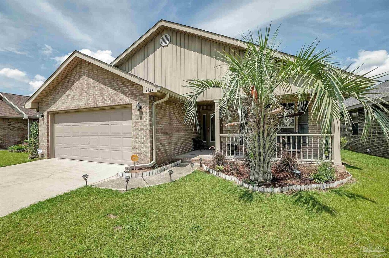 Primary Photo - Convenient access to I-10 & Pensacola!