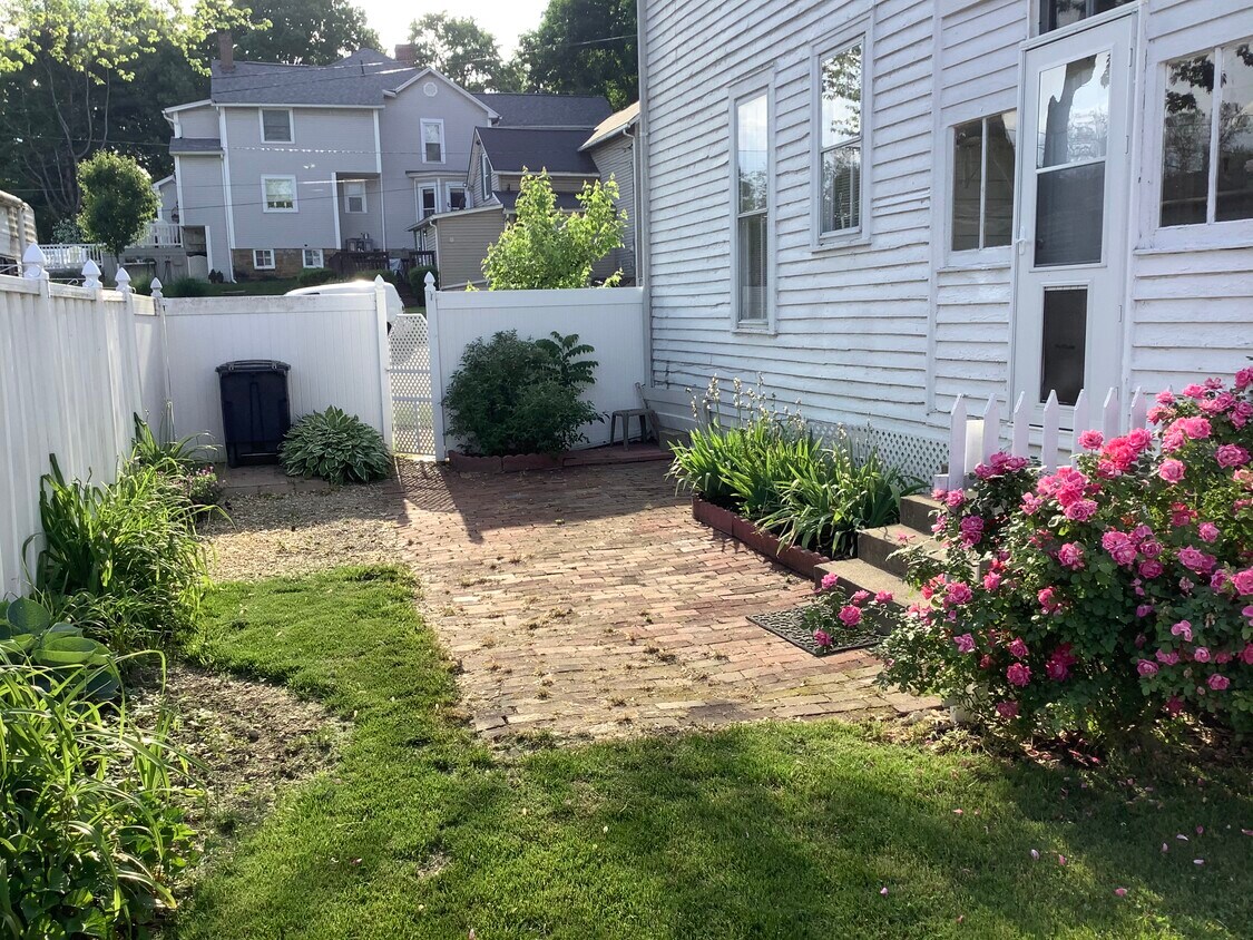 Private fenced in backyard - 200 S Tenant St