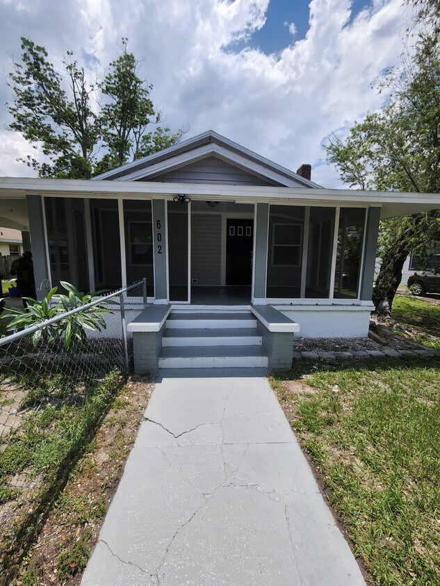 602 NW 1st Ave, Mulberry, FL 33860 House for Rent in Mulberry, FL