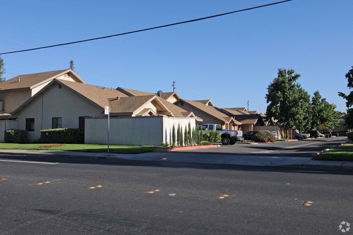 Building Photo - 1317 A-C, 1321 A-C Claus Rd