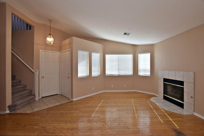Building Photo - GREAT HOME IN A GREEN VALLEY LOCATION!