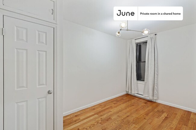 Foto del edificio - Private bedroom in 4 bed/1 bath Home