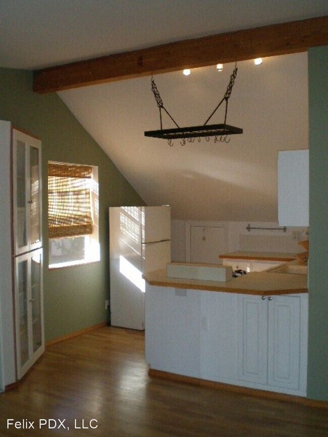 Building Photo - 1 br, 1 bath Apartment - 3440 SW Falcon St.