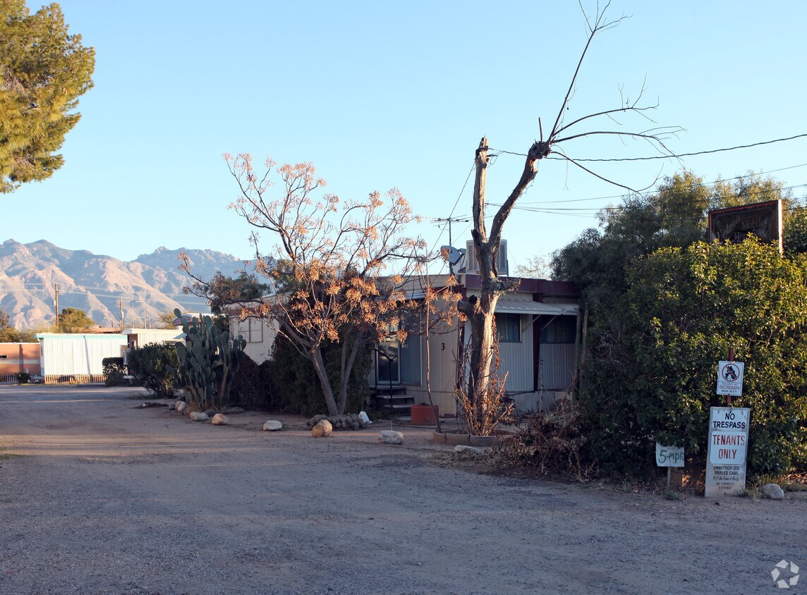 Building Photo - 3985 E Presidio Rd
