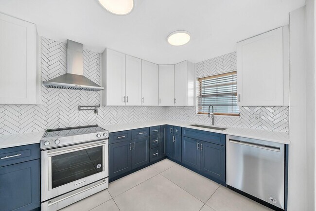 Building Photo - 3051 NE 48th St