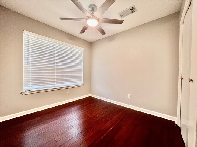 Foto del edificio - 15543 Scenic Haven Dr