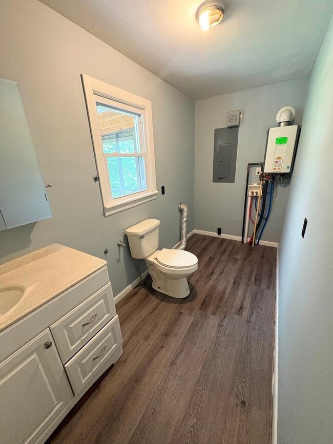 Building Photo - Clean Cozy Home!