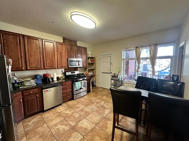 Building Photo - 71 Pontiac St