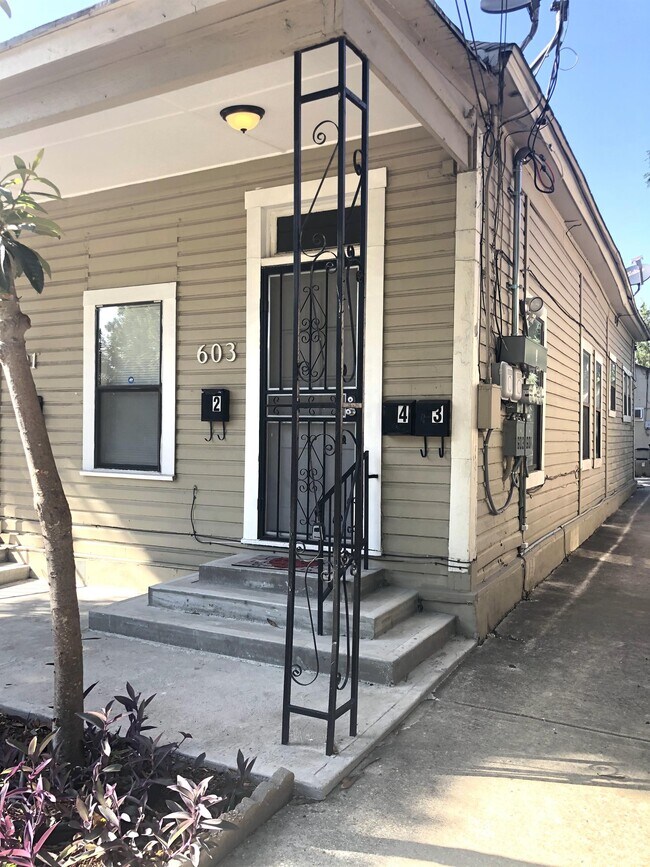 Foto del edificio - 603 Devine St