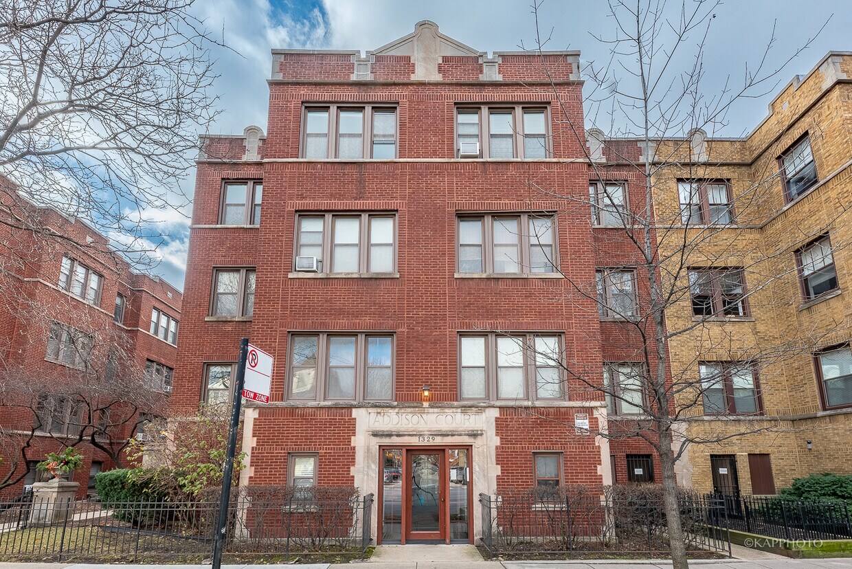 Foto principal - 1329 W Addison St