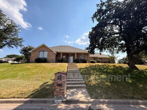 Building Photo - 1906 Country Brook Dr