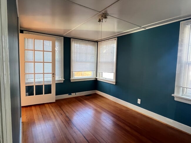 Dining room - 915 John Adams St