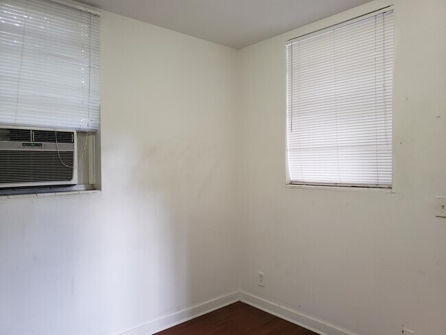 Building Photo - 1359 W 31st St