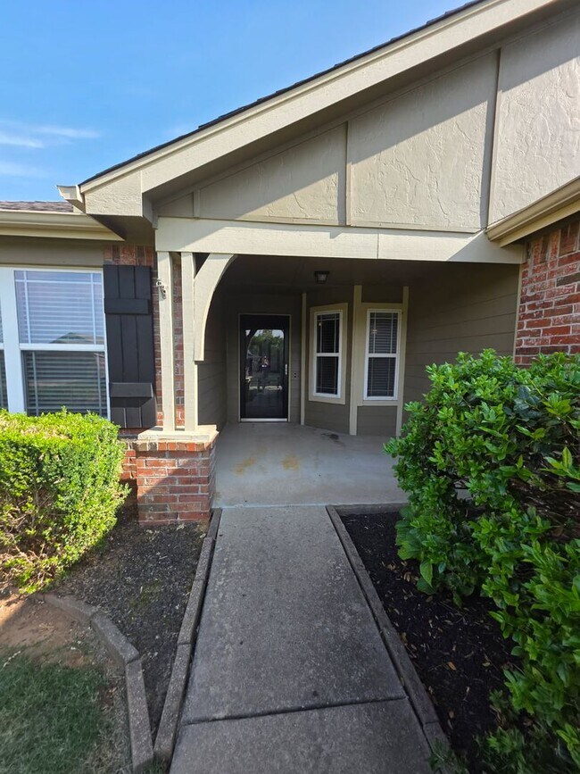 Building Photo - Beautiful home offers open floor plan with...