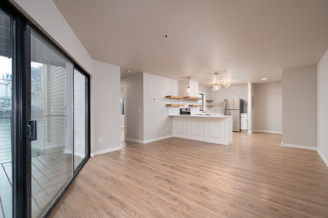 Foto del edificio - Modern Waterfront Living at The McCormick Pier! Call TODAY to schedule a tour! 503-664-4101