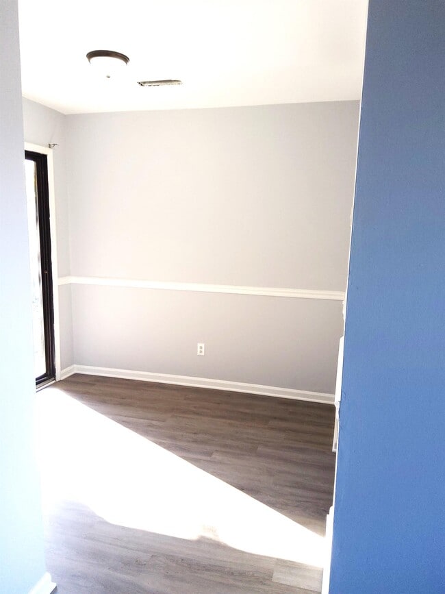 Building Photo - 5205b Marseilles Dr