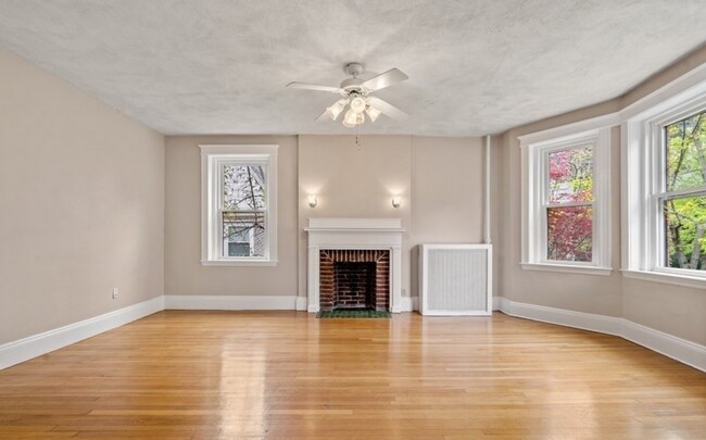 Building Photo - Gorgeous 3 bedroom unit in Brookline!