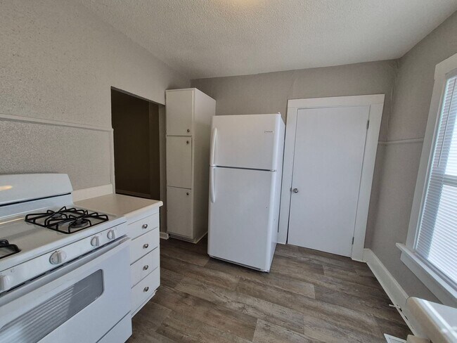 Foto del edificio - 2 bedroom, 1 bathroom home on large corner...