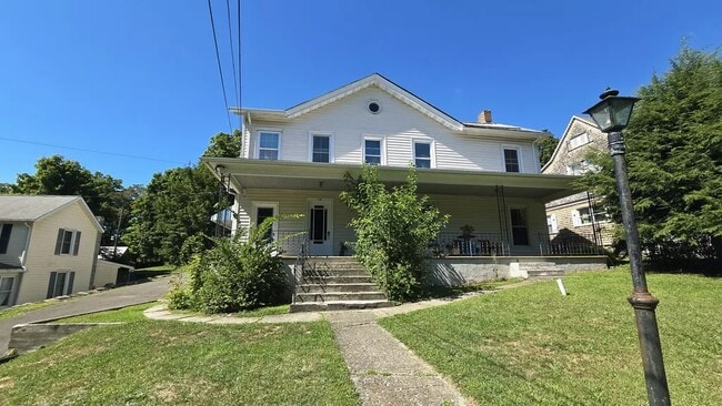 Building Photo - 17 Main St