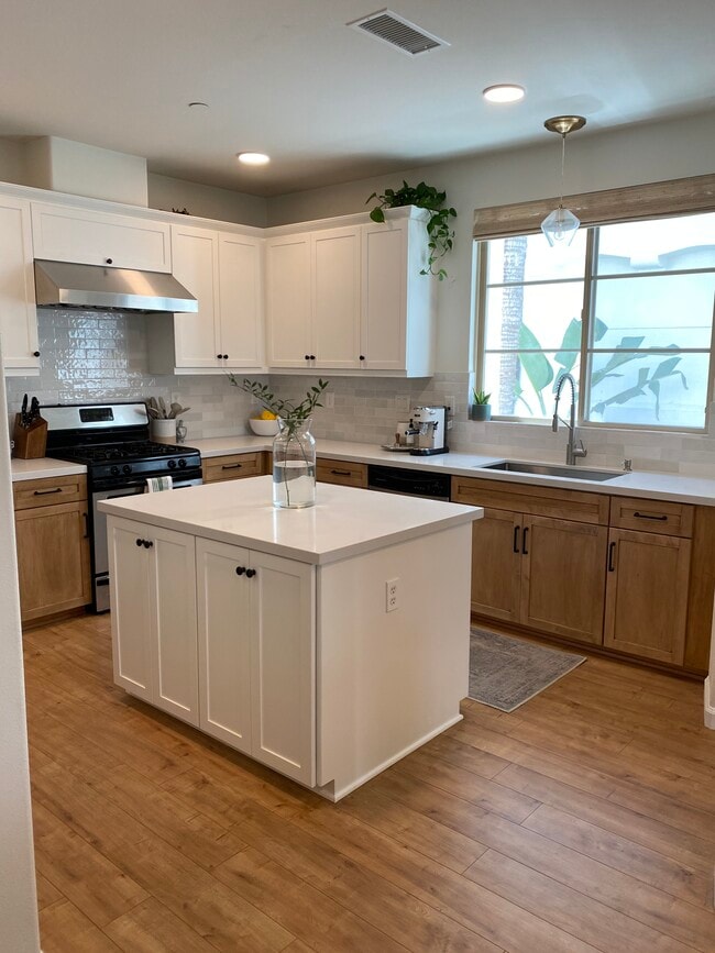 Kitchen with quartz countertops - 1744 Grand Ave