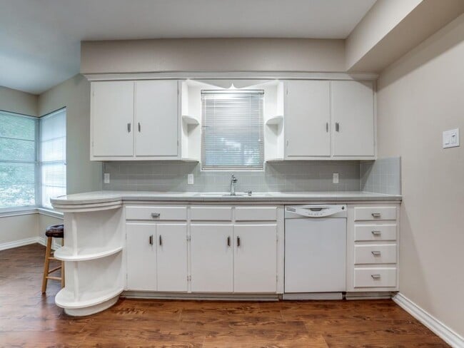 Building Photo - 2742 W Jefferson Blvd