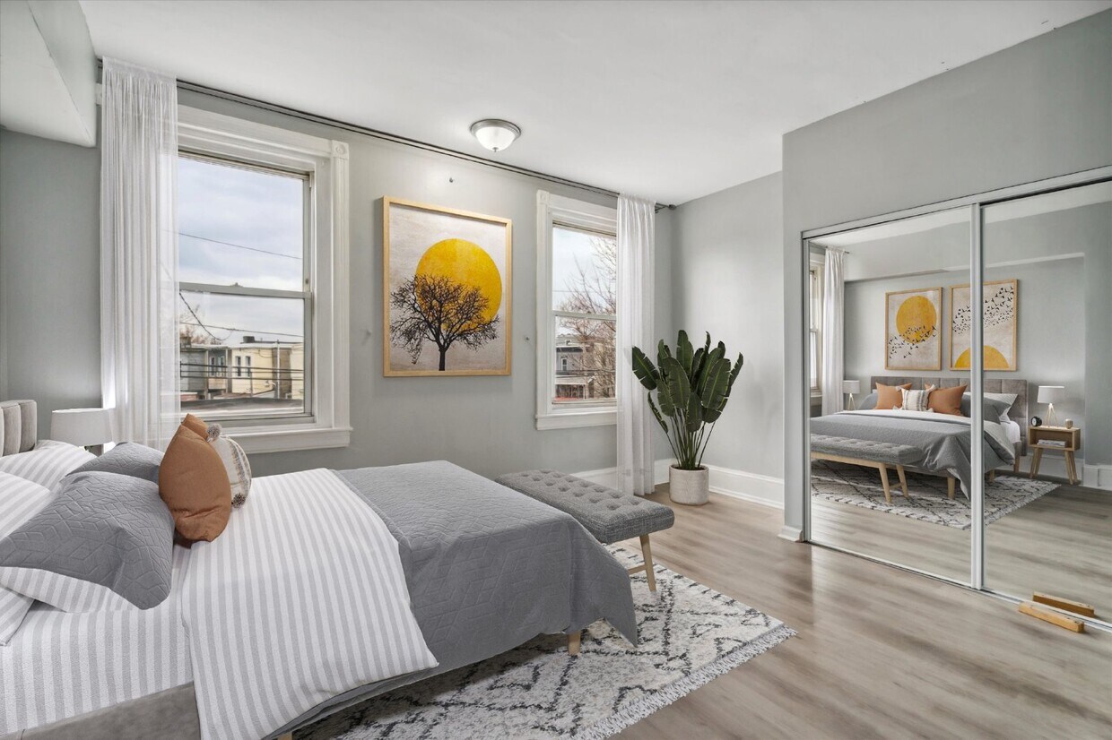 Foto principal - $1350 - Captivating 4 Bedroom and 1.5 Bath...