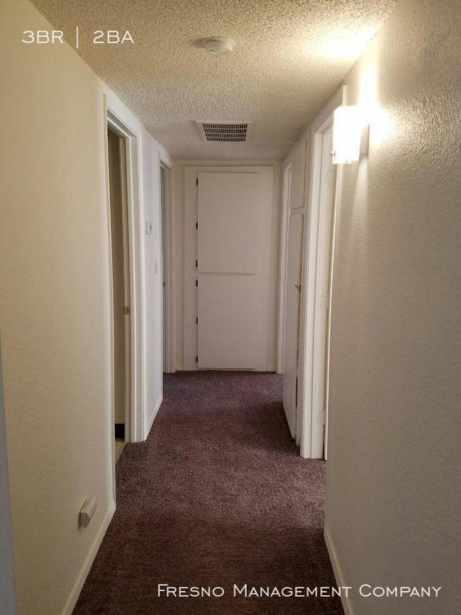 Building Photo - 3 Bedroom Apartment Located Near Fairgrounds.