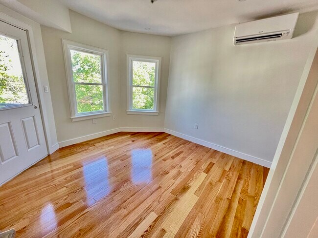 Building Photo - 40 Thorndike St