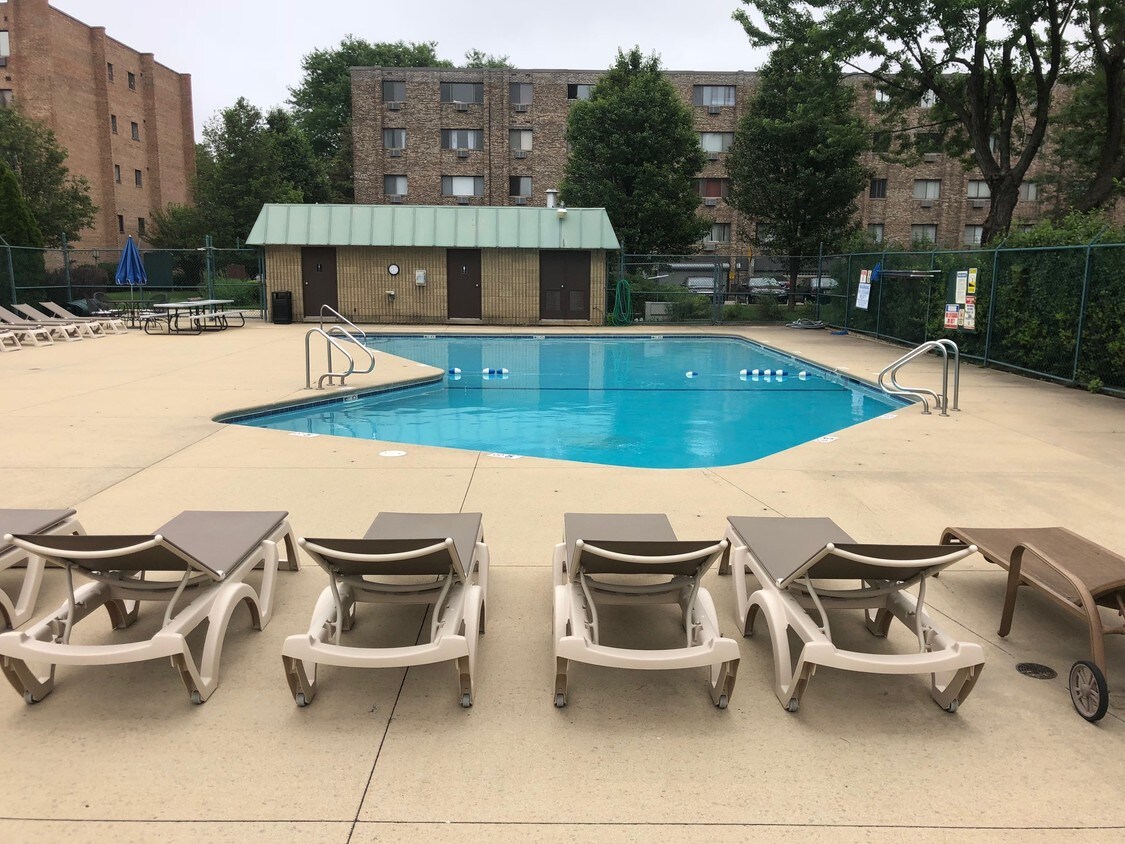 swimming pool - 5310 N CHESTER Ave