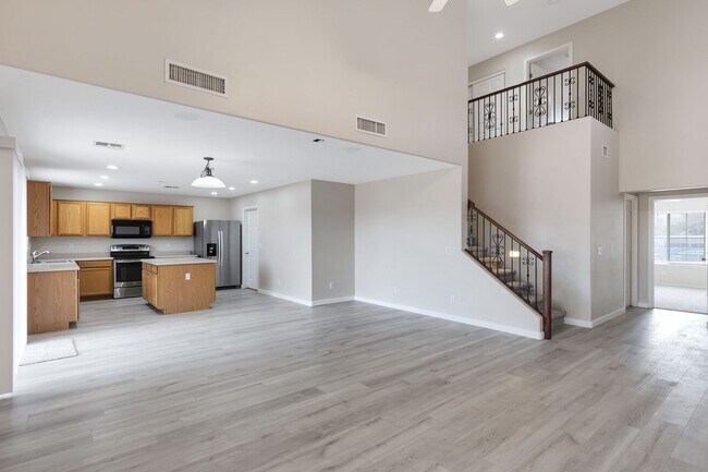 Building Photo - Beautiful 5 bedroom home with 3 full baths...