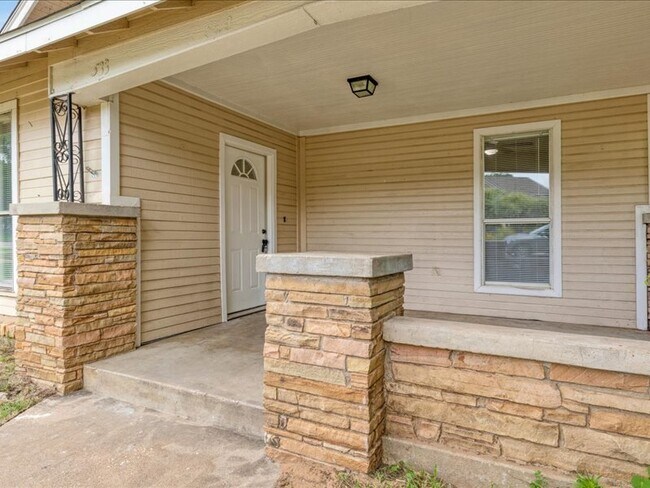 Foto del edificio - 533 E Woodard St