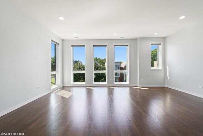 Foto del edificio - 648 E Bowen Ave