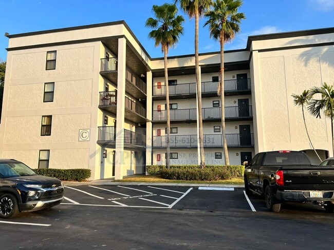 Building Photo - Colonial Village