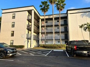 Building Photo - Colonial Village